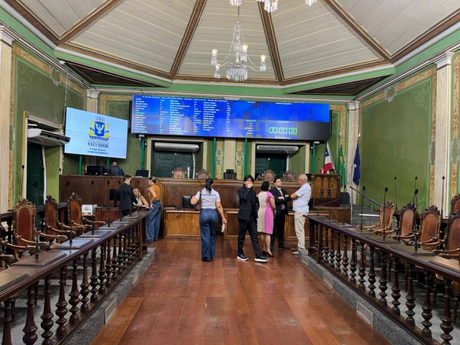 Esvaziamento na Câmara levanta suspeitas: almoço com senador vira foco de debate político
