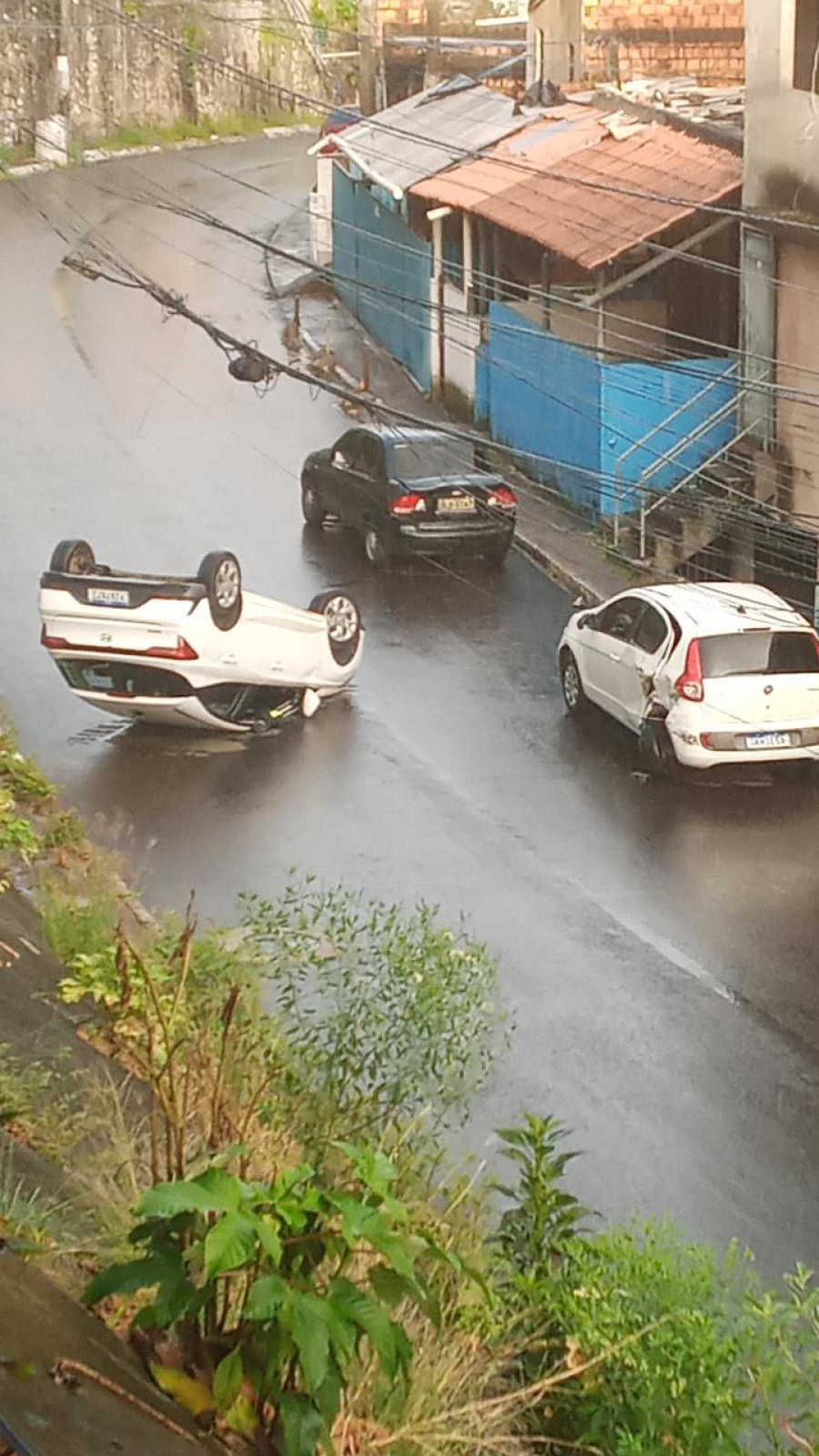 Acidente com capotamento assusta moradores na ligação entre Campinas de Pirajá e Cabrito