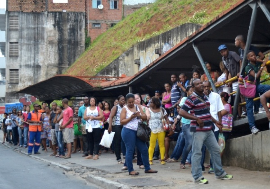 Protesto dos rodoviários atrasa saída de 50% da frota de ônibus em Salvador e causa transtornos à população