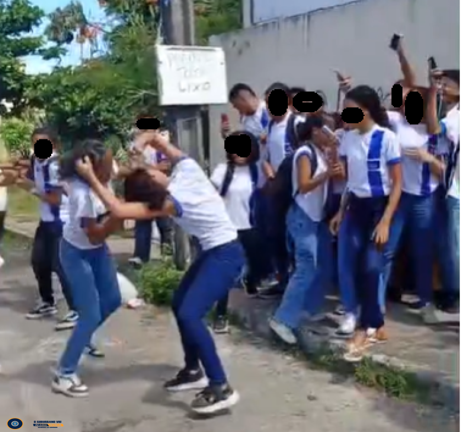 Vídeo de briga entre alunas em frente à Escola Padre Norberto circula nas redes sociais