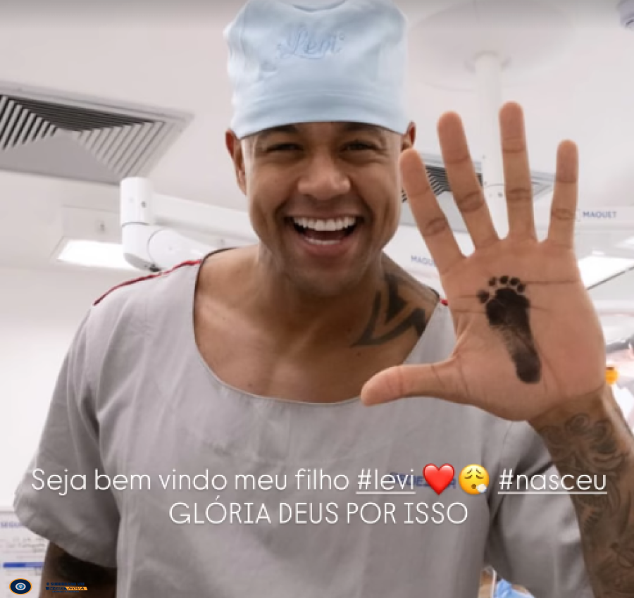 Nasceu! O cantor Léo Santana e a dançarina Lore Improta celebraram a chegada do pequeno Levi